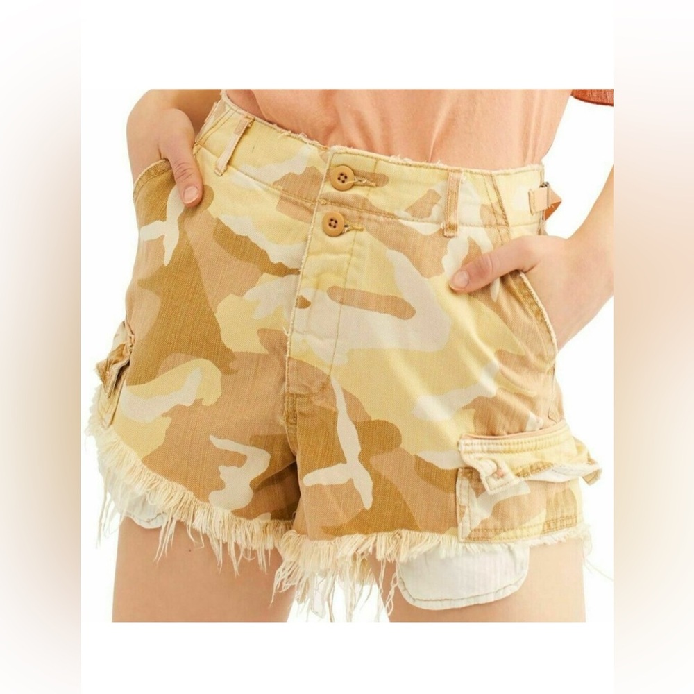 Free People Commander Cutoff Camo Short Raw Hem Cargo High Rise Shorts Size 2